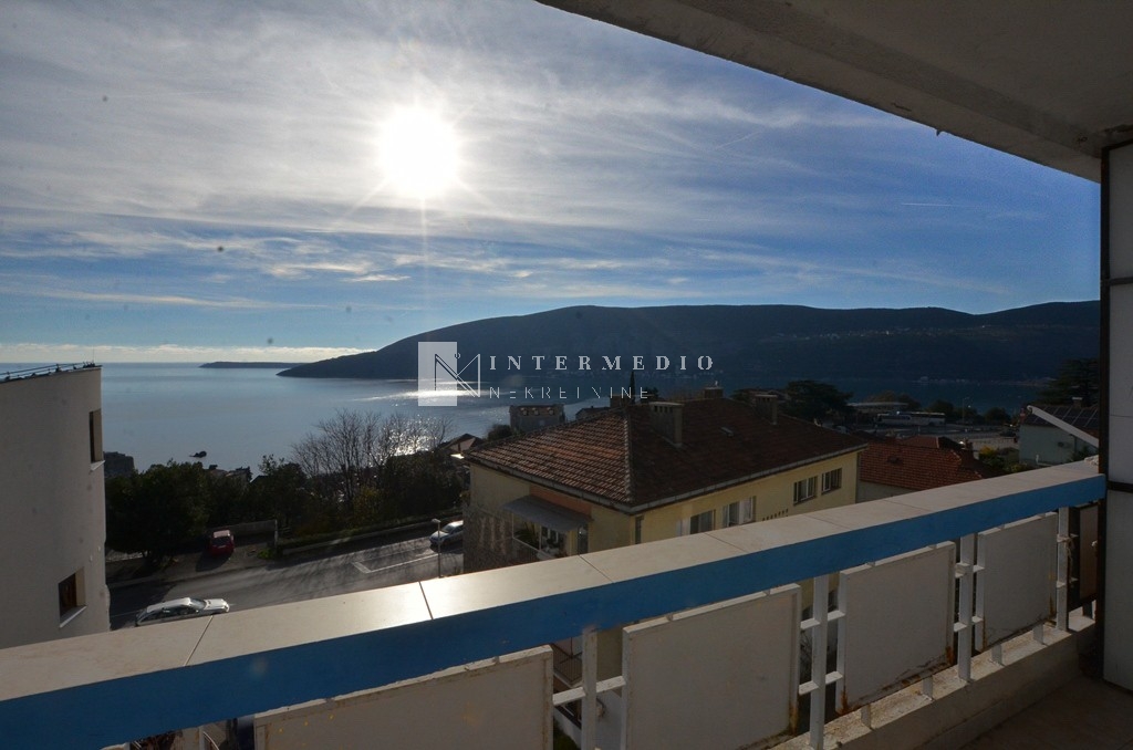 Dvosoban stan sa panoramskim pogledom na more – Centar Herceg Novog